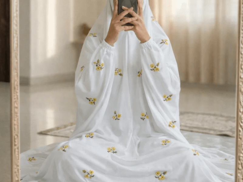 Embroidered Namaz Chaddar - White D2